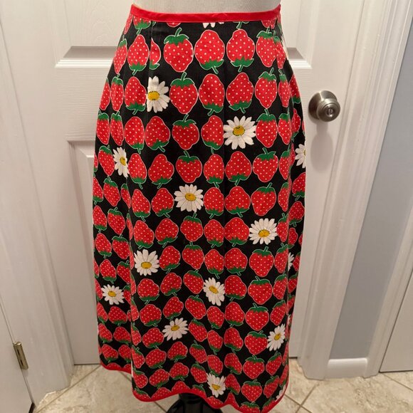 Vintage Strawberry and Daisy Reversable / Double Sided Apron.  Larger Size - Picture 1 of 6